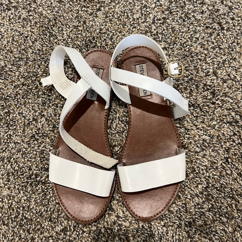 Steve Madden white summer sandal. Worn a handful of times. Straps are adjustable